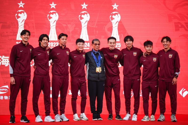 开云体育-36 岁 “老黄忠” 王燊超再战一年，“带刀侍卫”靠啥关键时刻总能进球？