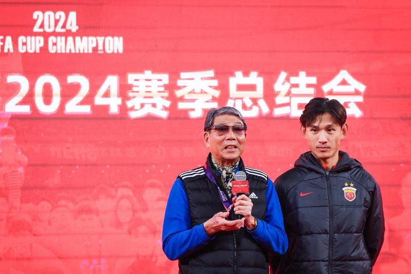 开云体育-36 岁 “老黄忠” 王燊超再战一年，“带刀侍卫”靠啥关键时刻总能进球？