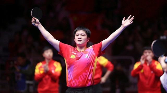 选来选去，选了一张樊振东被遮挡的国乒男团照！国际乒联遭投诉|世乒赛|伦敦|中国乒协|乒羽|球迷_新浪体育_新浪新闻