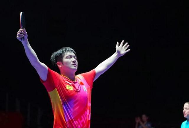 选来选去，选了一张樊振东被遮挡的国乒男团照！国际乒联遭投诉|世乒赛|伦敦|中国乒协|乒羽|球迷_新浪体育_新浪新闻