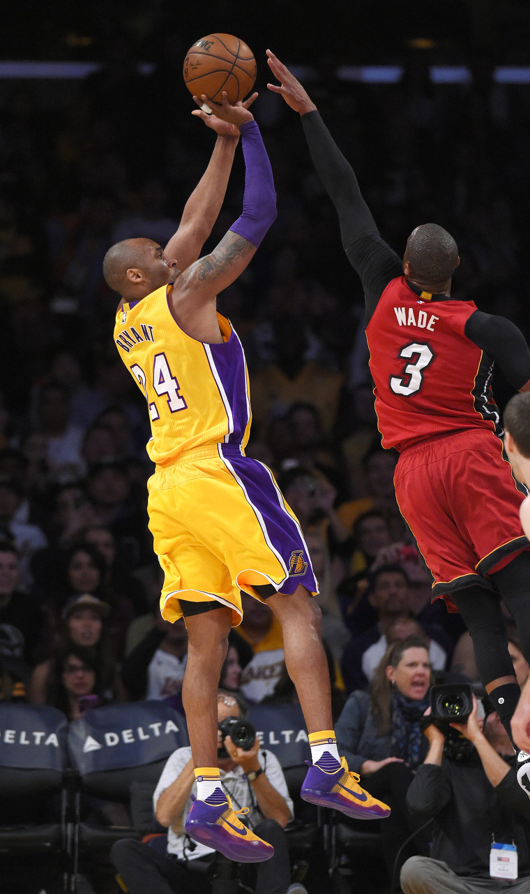 开云体育登录入口-生涯荣誉距乔丹差个名人堂的科比 巅峰期真的能稳压巅峰韦德吗？